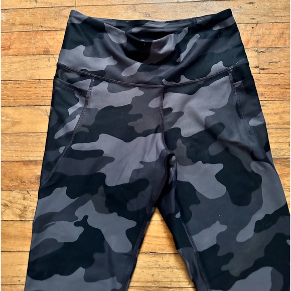 Old Navy PowerSoft High Rise 7/8
Leggings Pockets - Picture 2 of 5